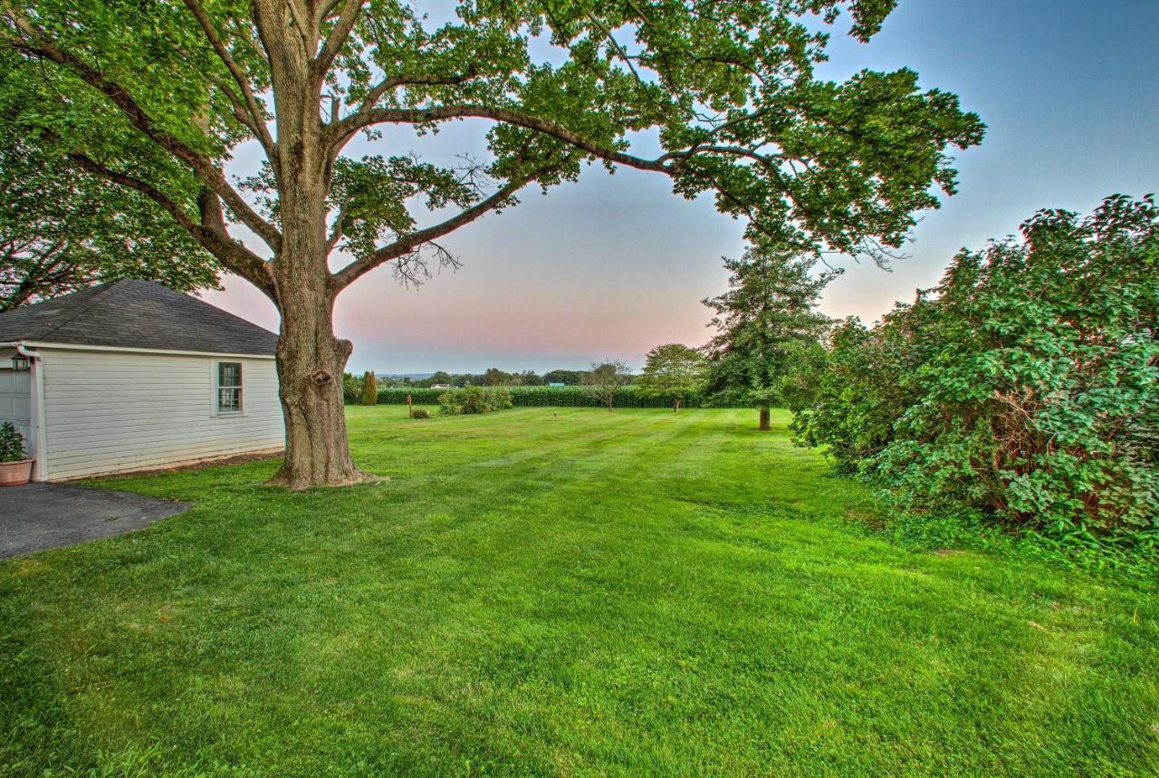 Villa Whimsical Lancaster House With Porch Near Amish Farm Exterior foto